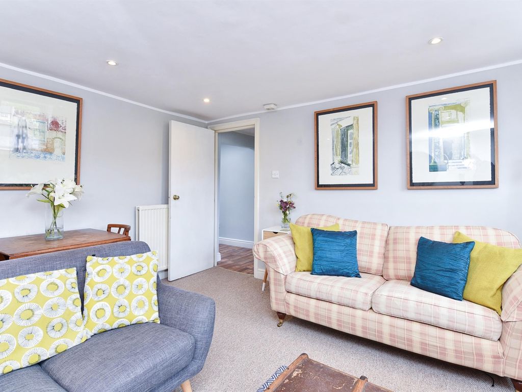 2 bed flat for sale in Kensington Place, Bath BA1, £260,000