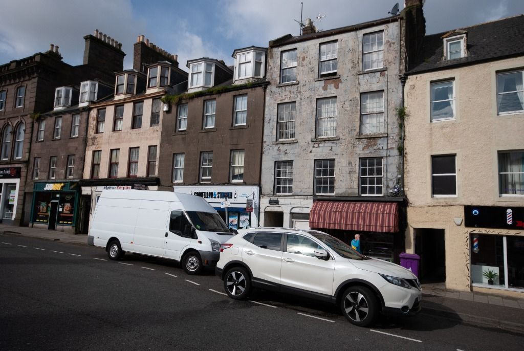 4 bed flat for sale in High Street, Montrose, Angus DD10, £125,000