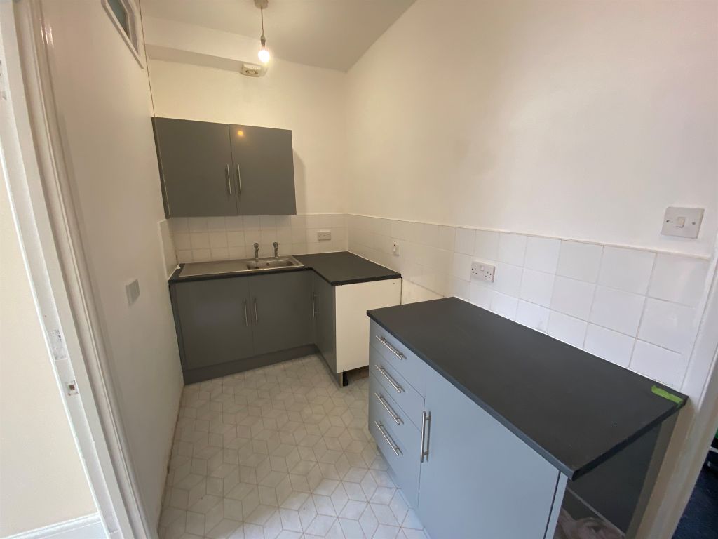2 bed flat for sale in Sherborne Road, Yeovil BA21, £100,000