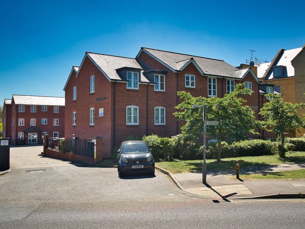 2 bed property for sale in Paynes Park, Hitchin SG5, £249,000
