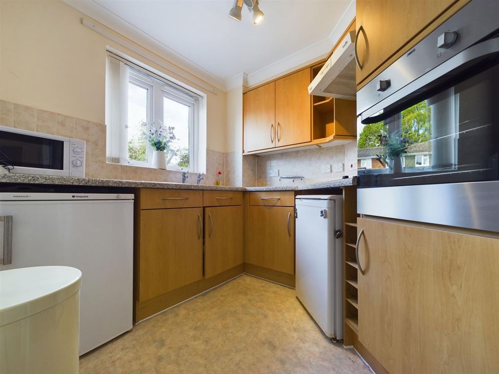 1 bed flat for sale in Sheppard Court, Tilehurst, Reading RG31, £90,000