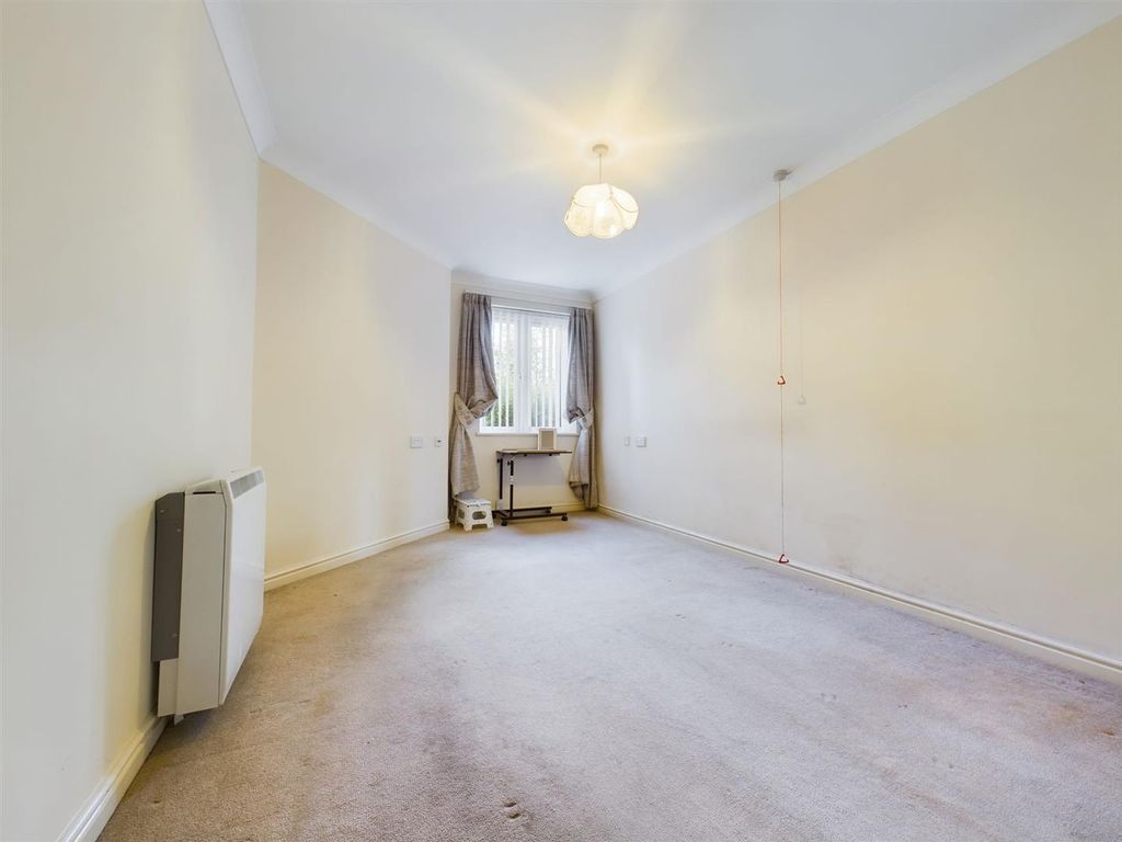 1 bed flat for sale in Sheppard Court, Tilehurst, Reading RG31, £90,000