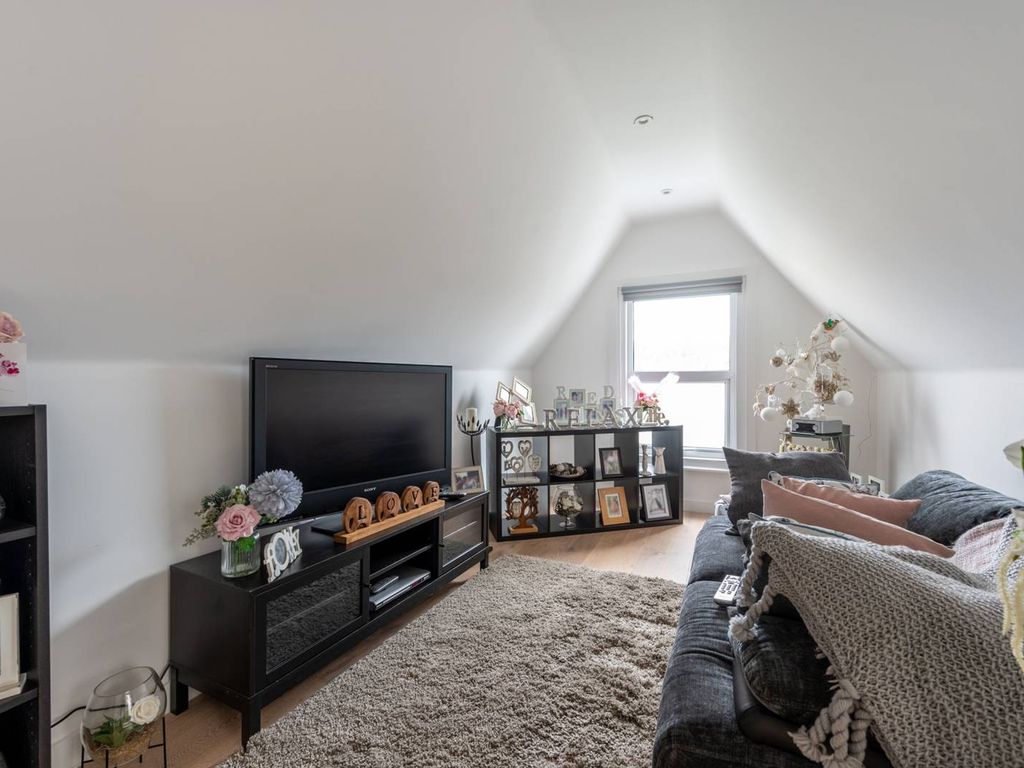 2 bed flat for sale in Manchester Road, Thornton Heath, Thornton Heath CR7, £335,000