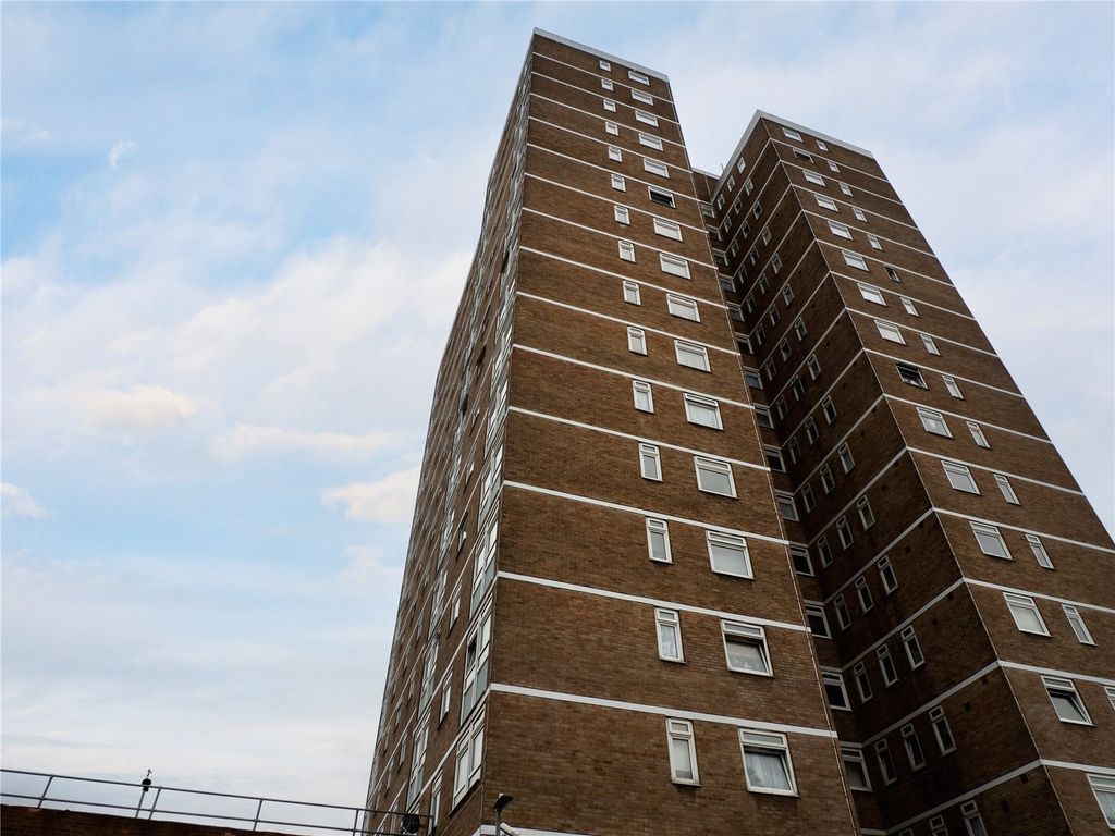 2 bed flat for sale in Stour Road, Dagenham RM10, £175,000