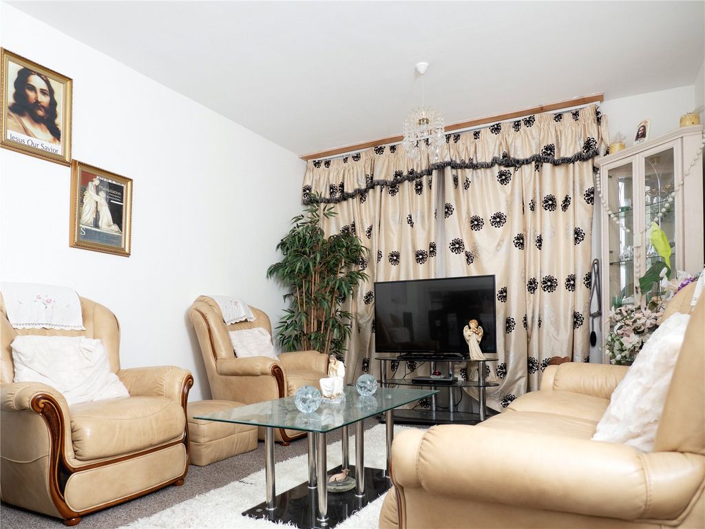 2 bed flat for sale in Stour Road, Dagenham RM10, £175,000