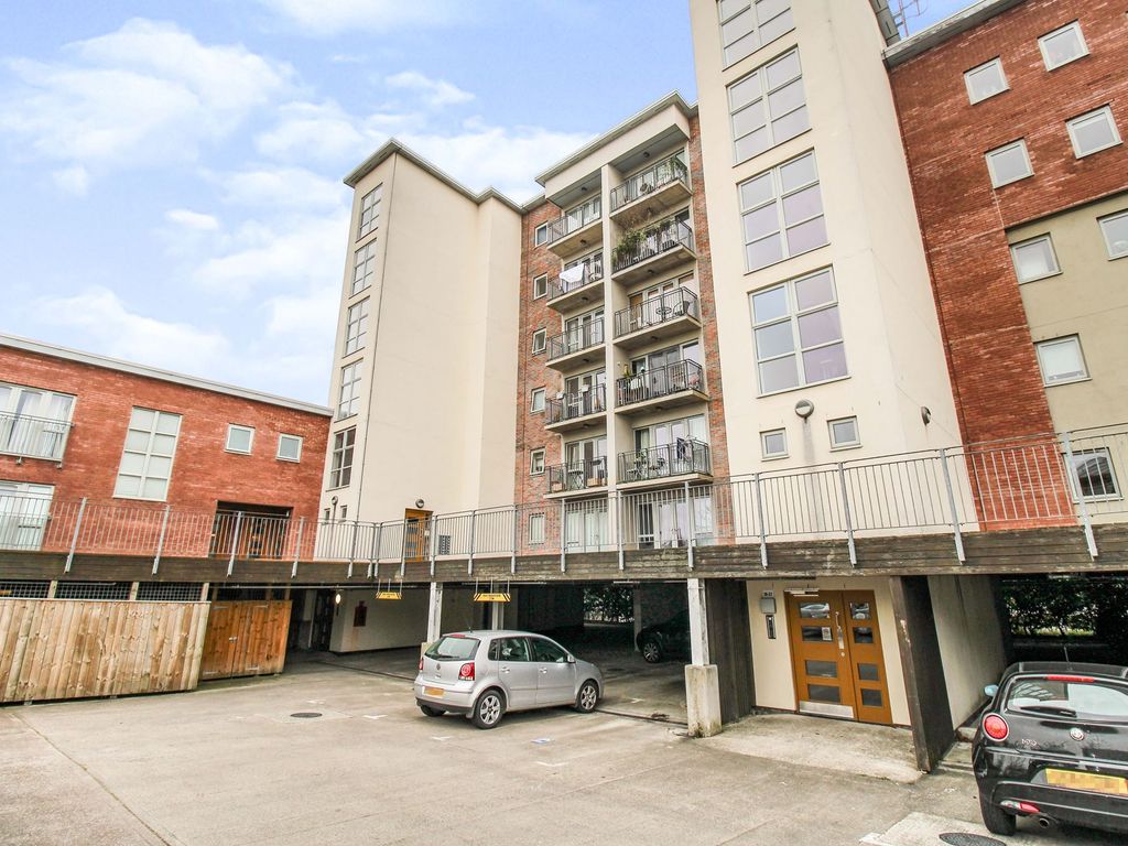 2 bed flat for sale in North West Side, Gateshead NE8, £157,500
