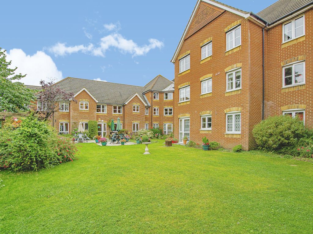 1 bed flat for sale in Hillcroft Court, Chaldon Road, Caterham, Surrey CR3, £85,000