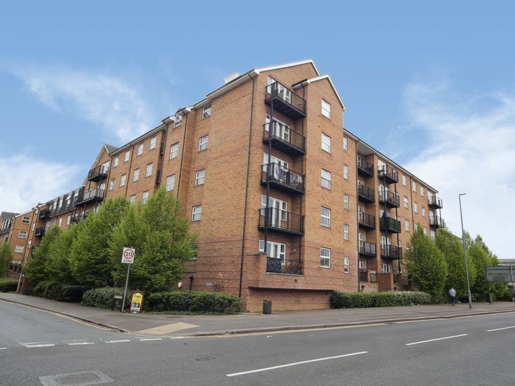 2 bed flat for sale in Holly Street, Luton LU1, £212,500