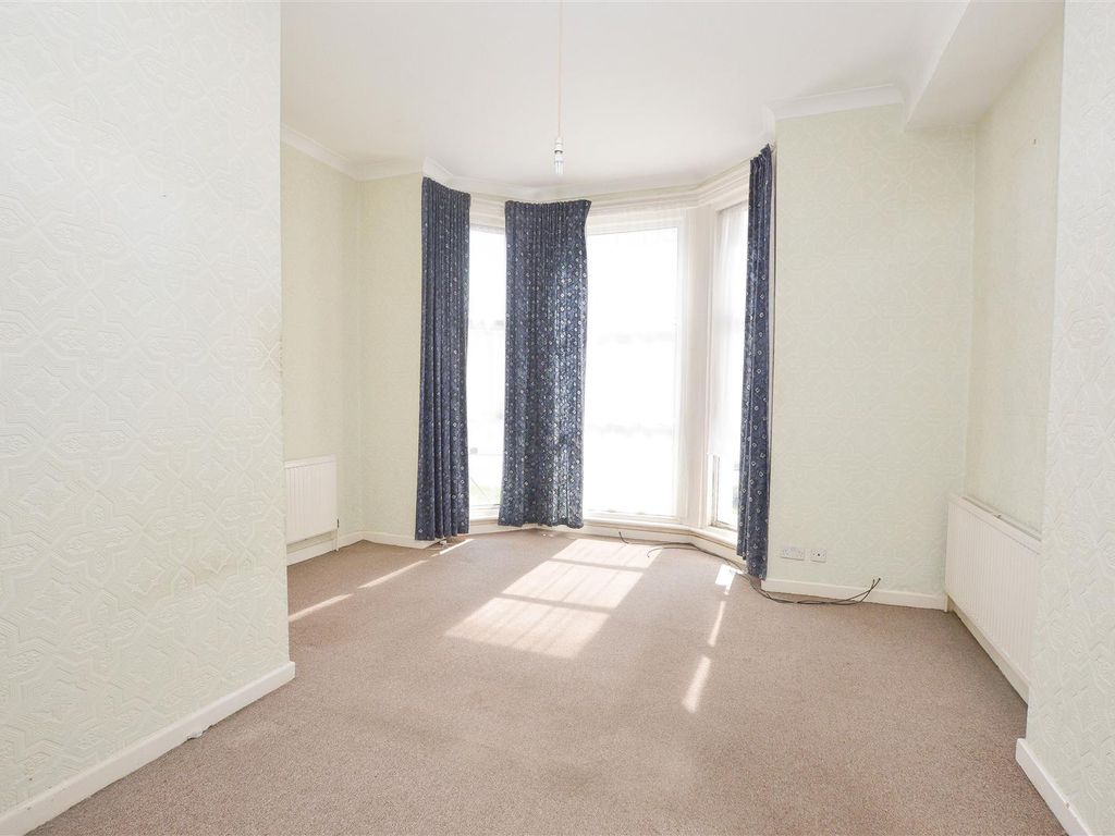 2 bed flat for sale in The Avenue, Eastbourne BN21, £120,000