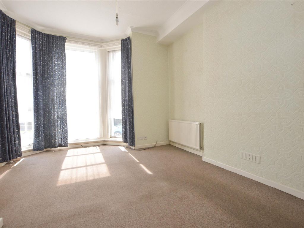 2 bed flat for sale in The Avenue, Eastbourne BN21, £120,000