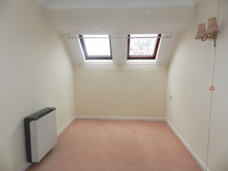 2 bed flat for sale in Haddenhurst Court, Bracknell RG42, £160,000