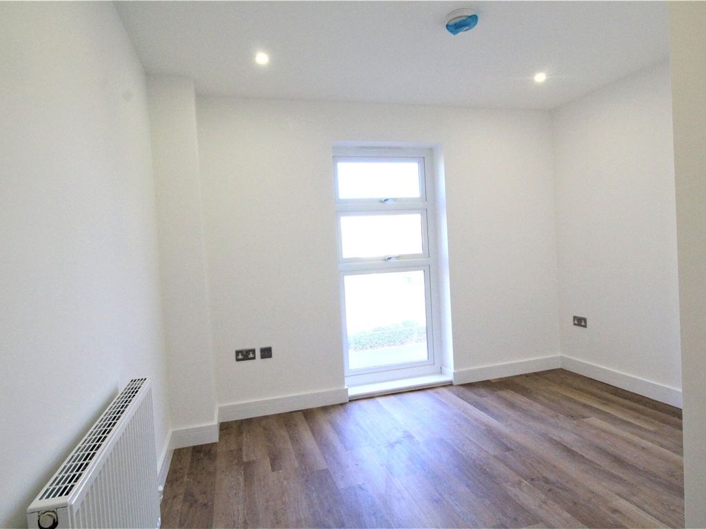 2 bed flat for sale in Warren Lane, Chapeltown, Sheffield S35, £195,000