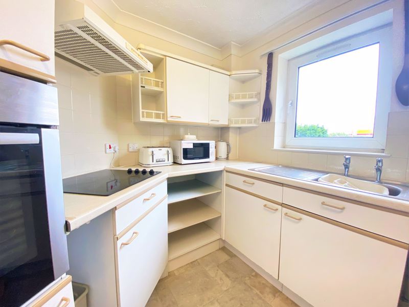 1 bed flat for sale in The Meads, Windsor SL4, £125,000