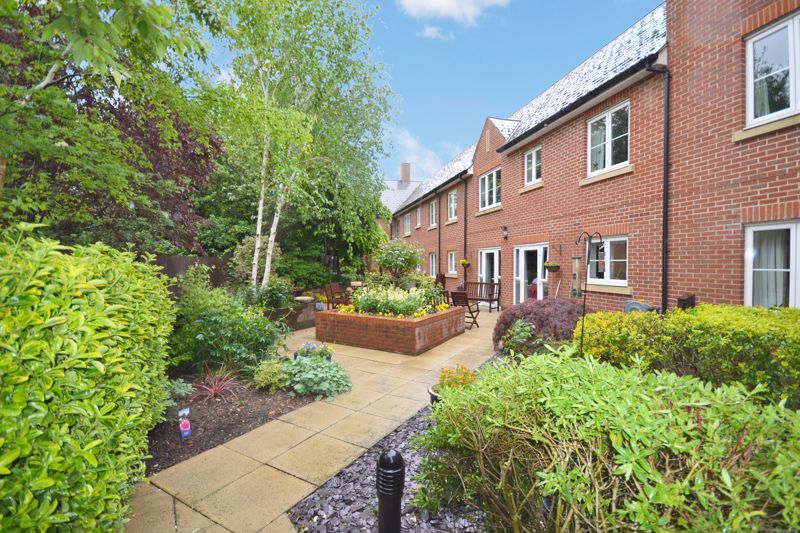2 bed flat for sale in Newton Court, Olney MK46, £200,000