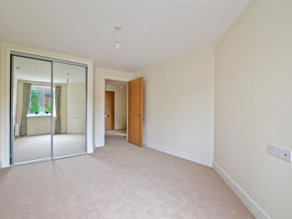 2 bed flat for sale in Goodes Court, Baldock Road, Royston SG8, £225,000