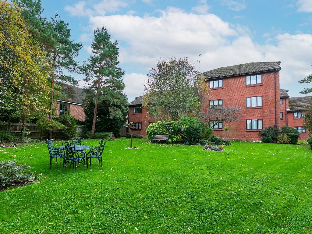 1 bed flat for sale in Meadowcroft, High Street, Bushey, Hertfordshire WD23, £100,000