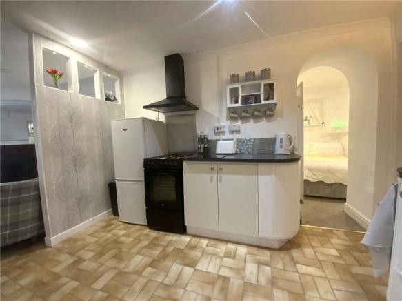 1 bed flat for sale in White Street, Wiltshire SN10, £99,950
