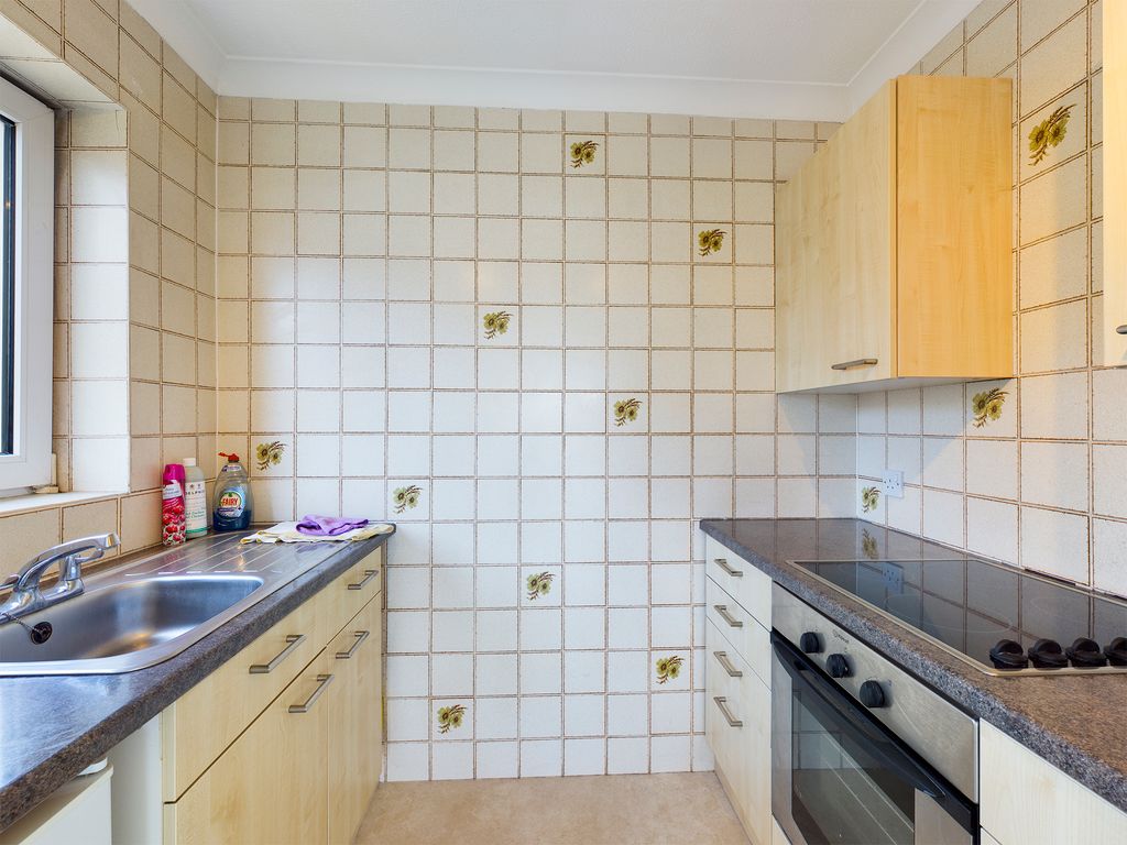2 bed flat for sale in Eastern Road, Brighton BN2, £138,000