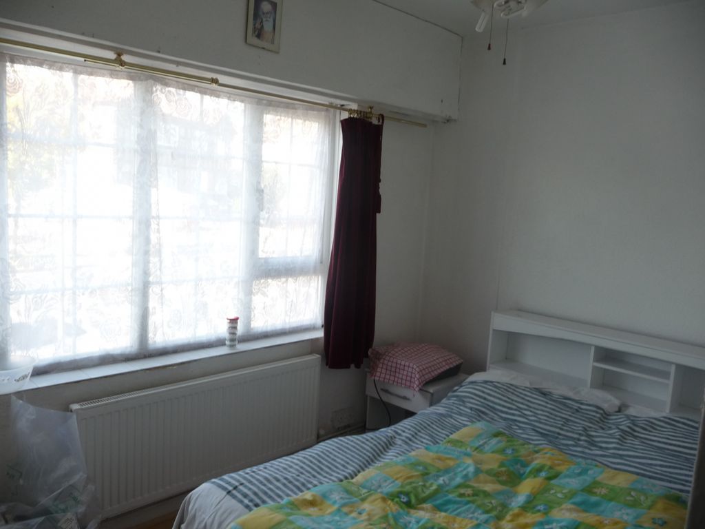 2 bed flat for sale in Noble Corner, Great West Road, Hounslow TW5, £285,000