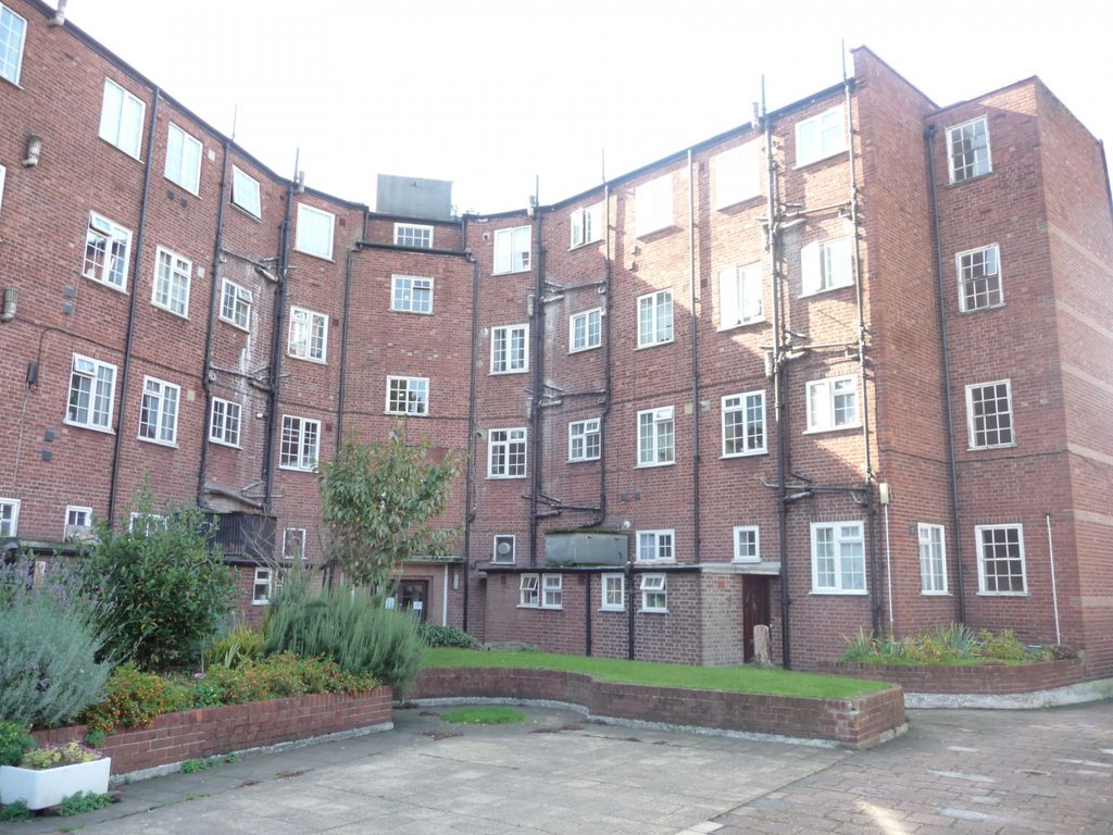 2 bed flat for sale in Noble Corner, Great West Road, Hounslow TW5, £285,000