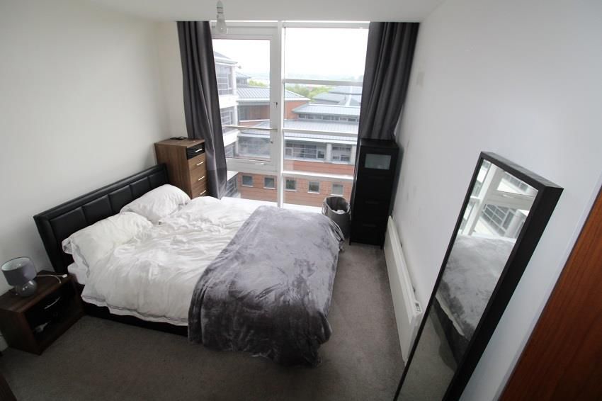 1 bed flat for sale in Waterfront West, Brierley Hill DY5, £100,000