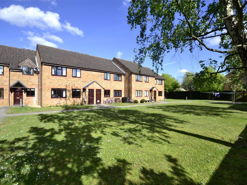2 bed flat for sale in The Larches, Carterton, Oxfordshire OX18, £179,950