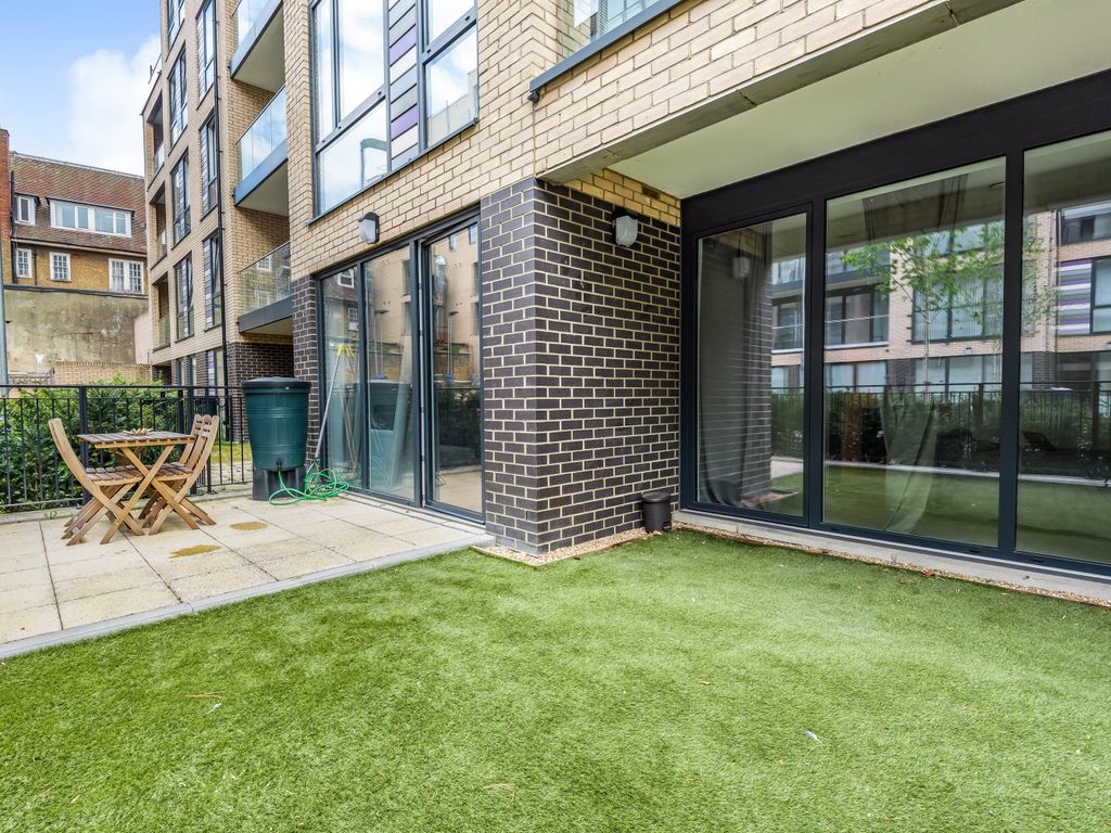 1 bed flat for sale in Grove Place, London SE9, £275,000