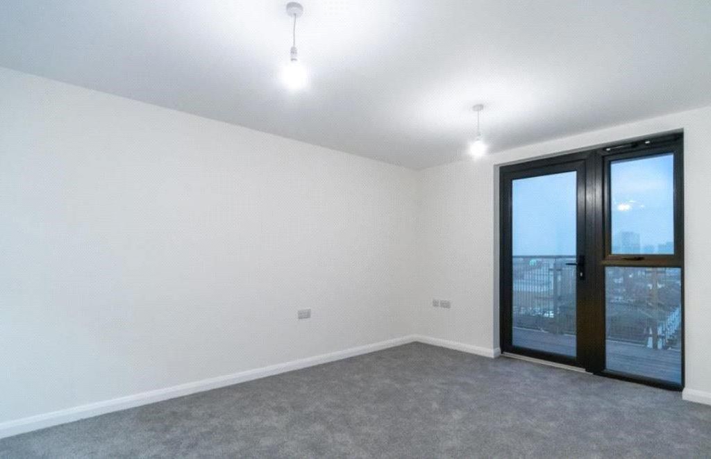 2 bed flat for sale in High Road, Ilford IG1, £324,999