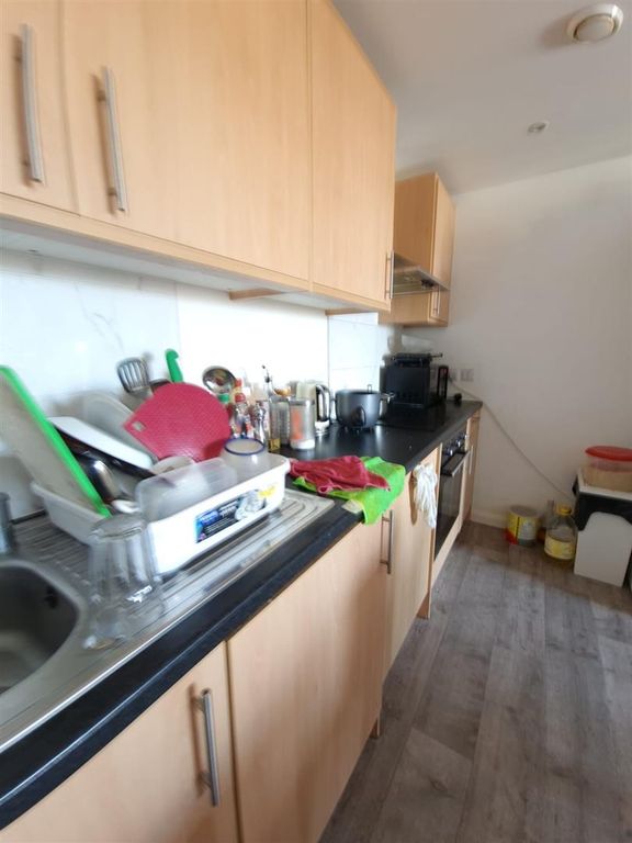 2 bed flat for sale in High Road, Ilford IG1, £324,999