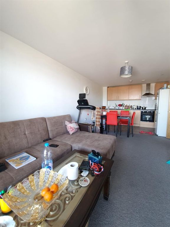 2 bed flat for sale in High Road, Ilford IG1, £324,999