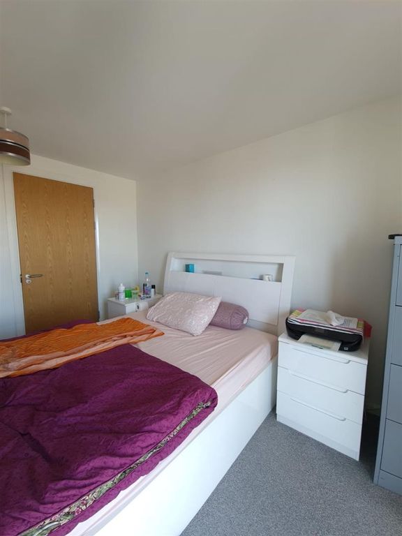 2 bed flat for sale in High Road, Ilford IG1, £324,999