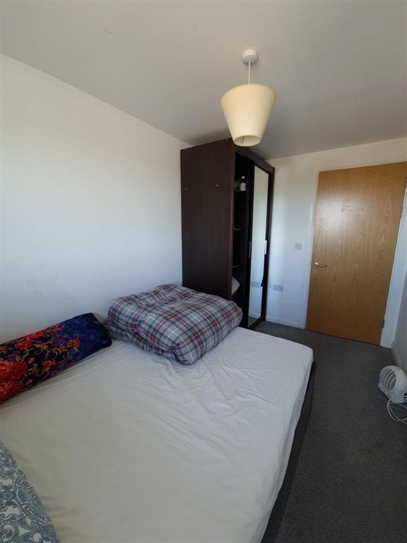 2 bed flat for sale in High Road, Ilford IG1, £324,999