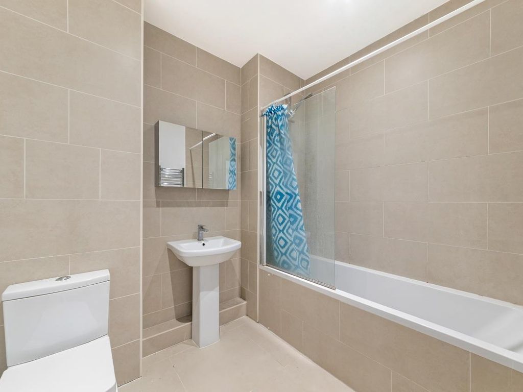 2 bed flat for sale in Buckingham Gardens, Slough SL1, £324,999
