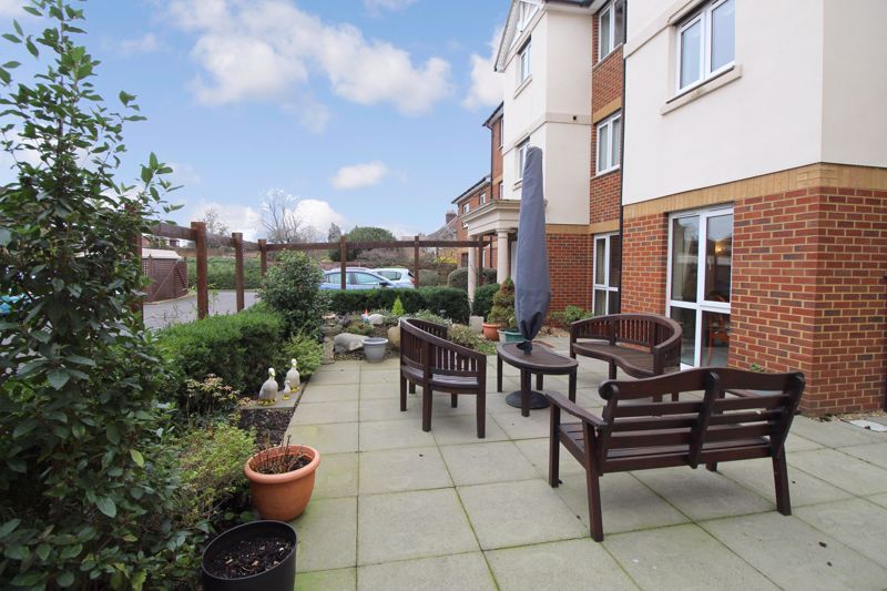 1 bed flat for sale in Perrin Court, Ashford TW15, £200,000