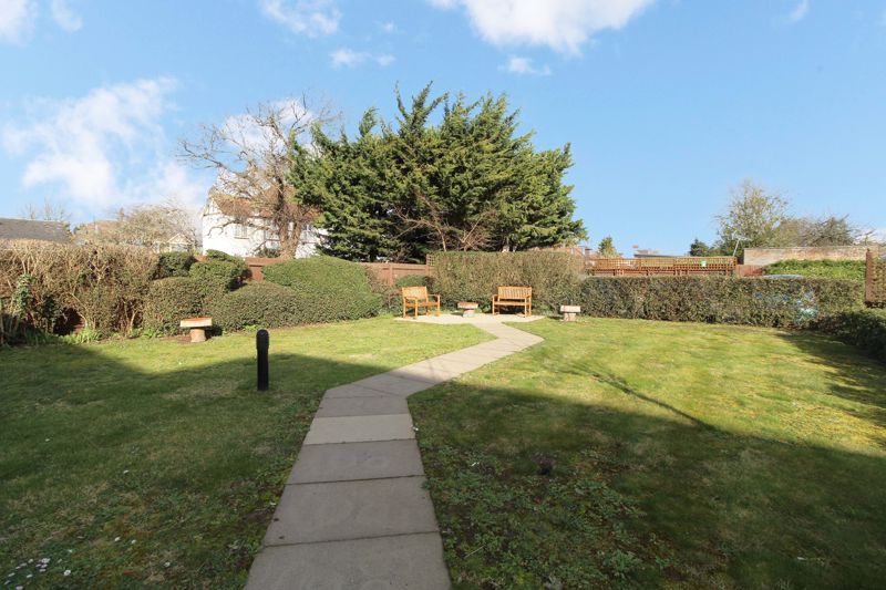 1 bed flat for sale in Perrin Court, Ashford TW15, £200,000