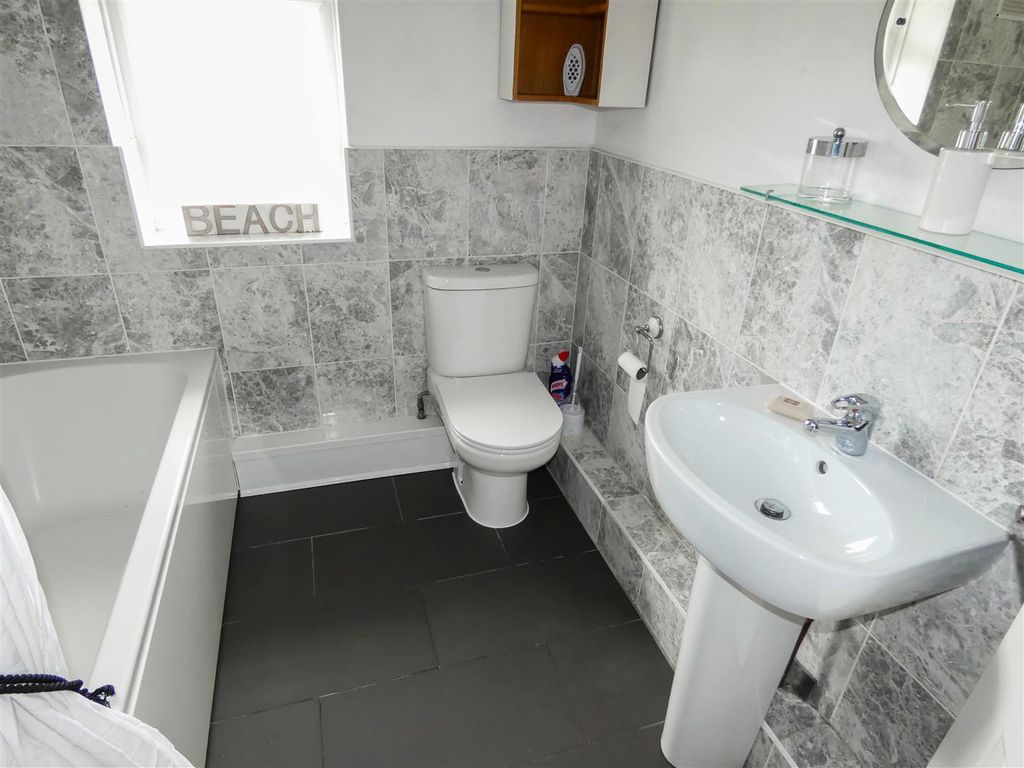 2 bed flat for sale in Wick Farm Road, Wick, Littlehampton BN17, £200,000