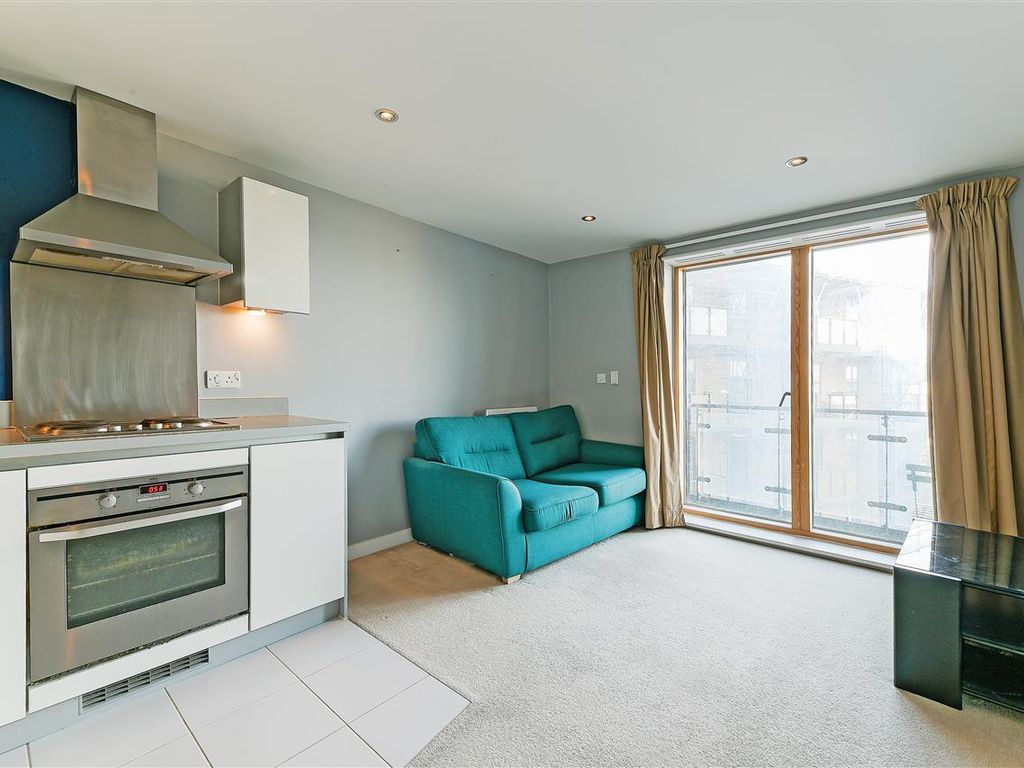 1 bed flat for sale in Reed House, Durnsford Road, London SW19, £290,000