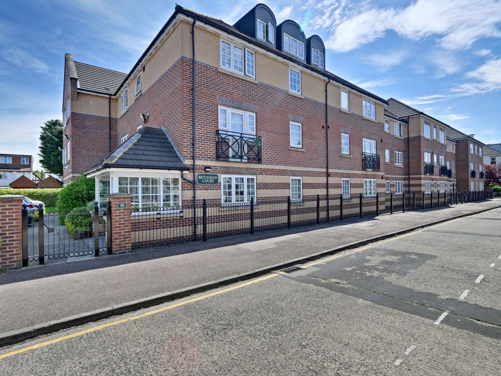 2 bed flat for sale in Cockfosters Road, Cockfosters EN4, £280,000
