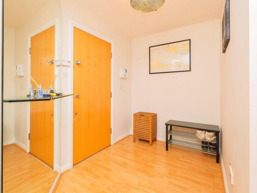 2 bed flat for sale in Quebec Quay, Liverpool L3, £195,000