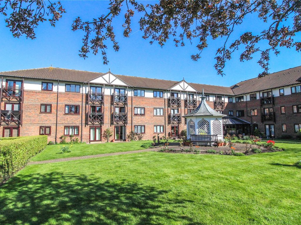 1 bed flat for sale in Ravenscourt, Sawyers Hall Lane CM15, £215,000