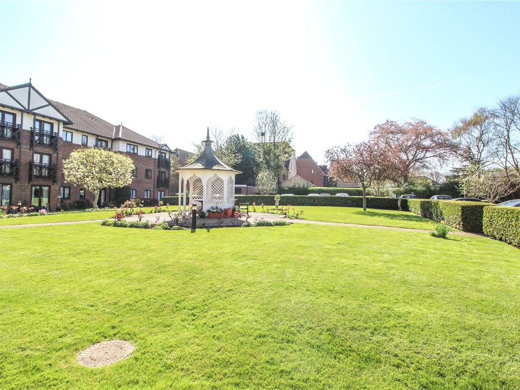 1 bed flat for sale in Ravenscourt, Sawyers Hall Lane CM15, £215,000