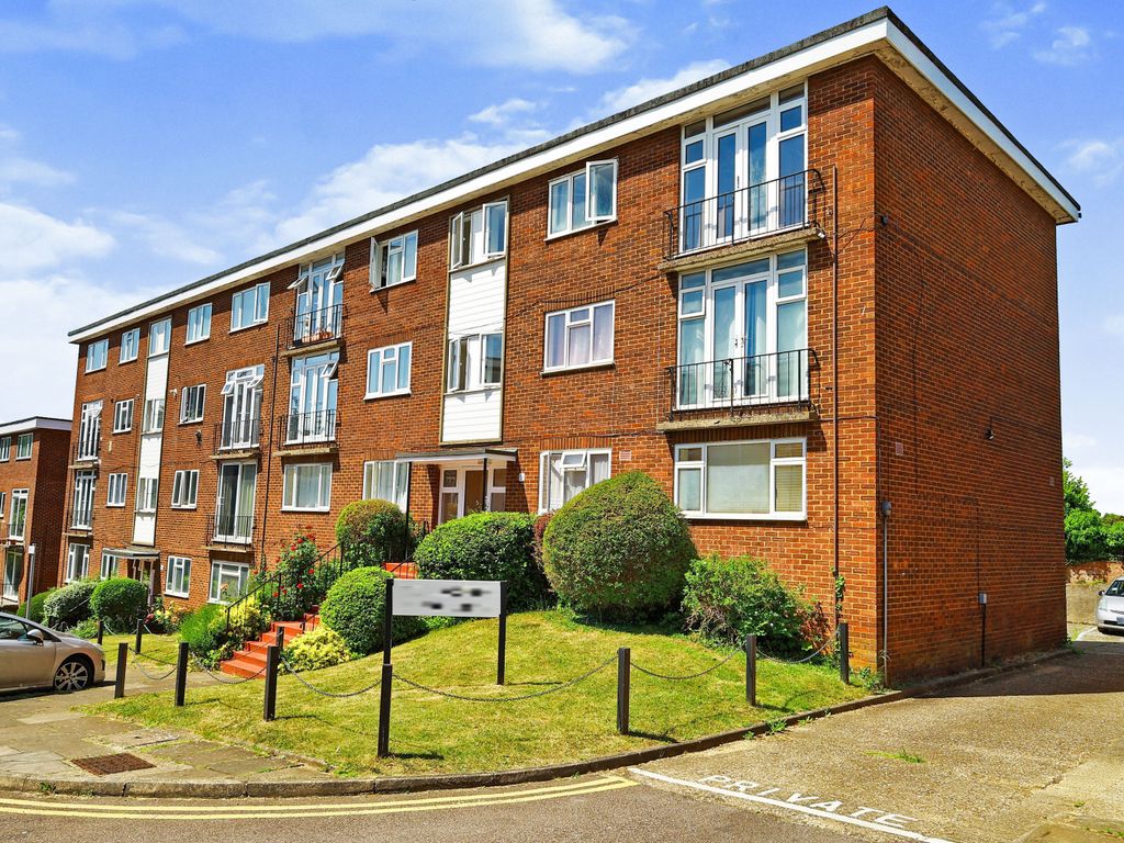 2 bed flat for sale in The Larches, Luton, Bedfordshire LU2, £210,000
