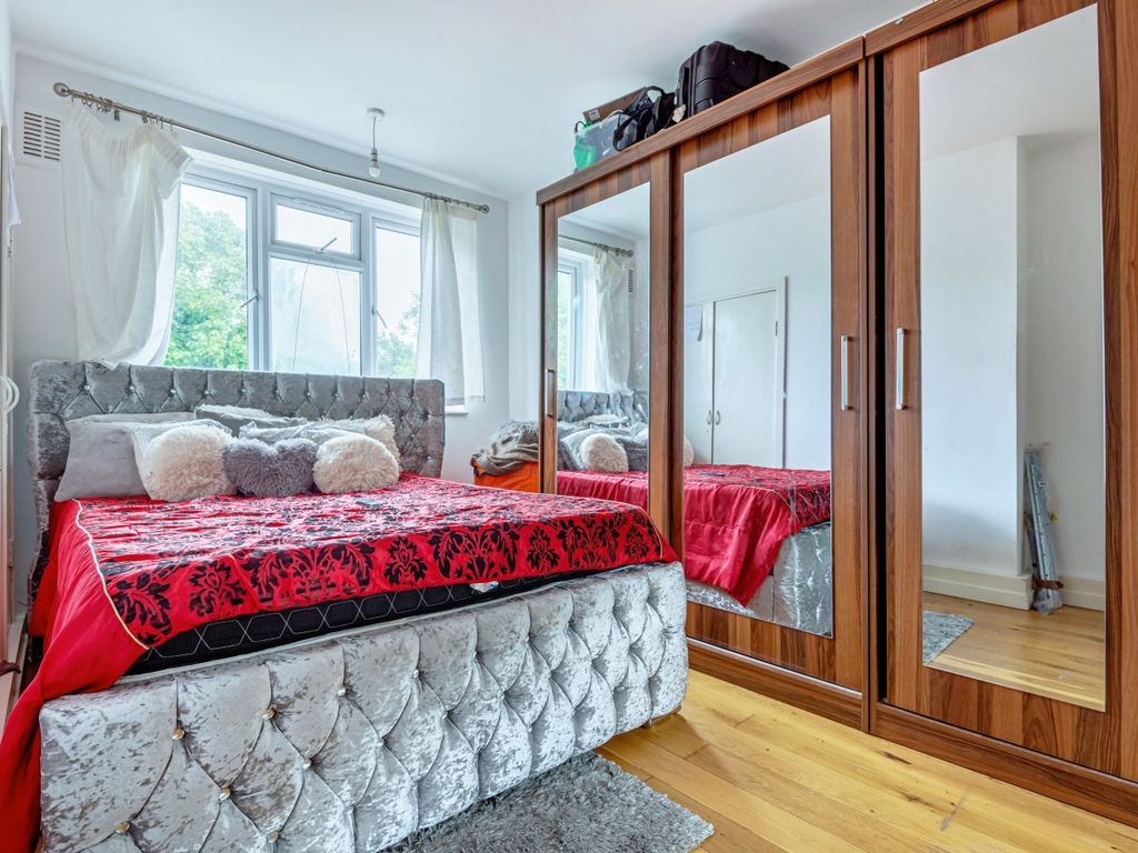 2 bed flat for sale in Mundania Road, London SE22, £300,000