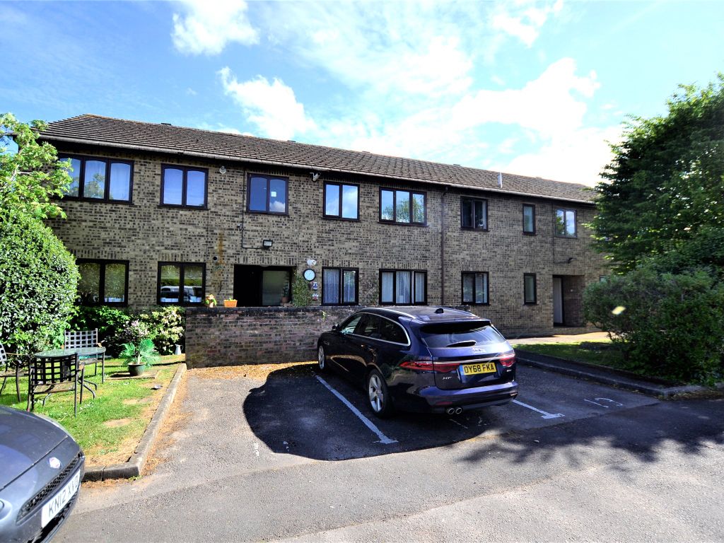 1 bed flat for sale in Dovetrees, Carterton, Oxfordshire OX18, £140,000