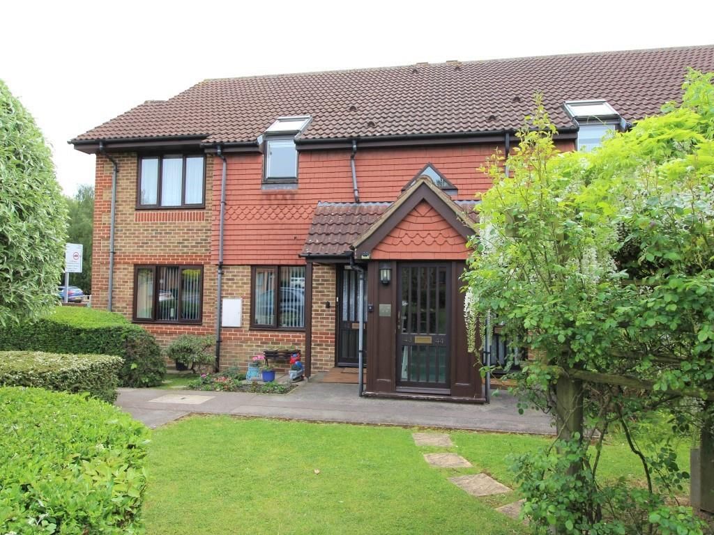 2 bed flat for sale in Burrcroft Court, Reading RG30, £125,000
