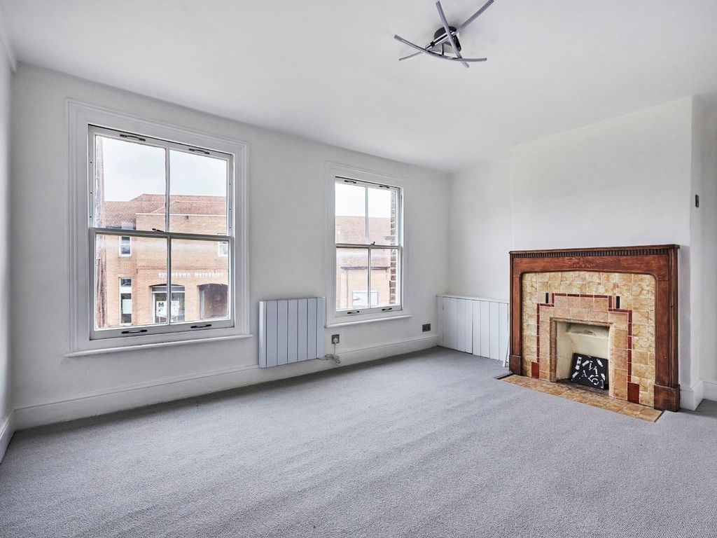 2 bed flat for sale in Southdown Road, Harpenden, Hertfordshire AL5, £300,000