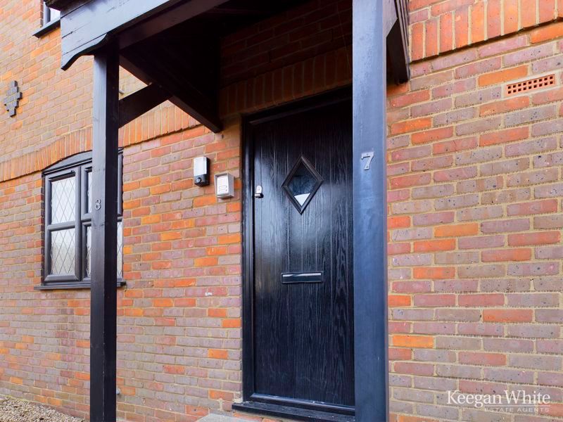 2 bed flat for sale in Bell Lane, Princes Risborough HP27, £225,000