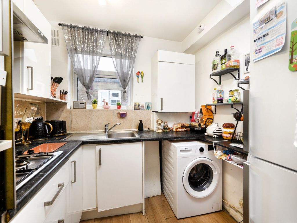 2 bed flat for sale in Shenley Road, Borehamwhood WD6, £250,000