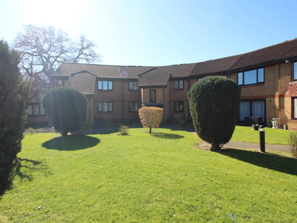 1 bed flat for sale in Burrcroft Court, Reading RG30, £75,000