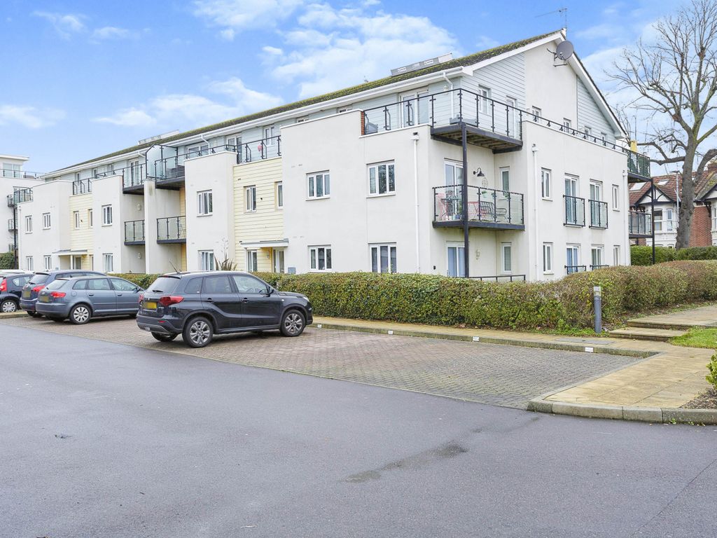 2 bed flat for sale in Gisors Road, Southsea PO4, £185,000